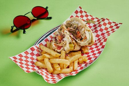 Пита со свининой и картофелем фри