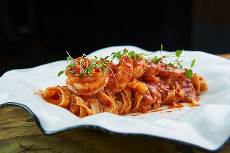 Тальятелле с креветками в соусе аррабиата