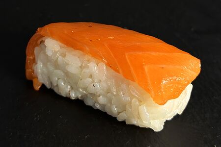 Суши с лососем