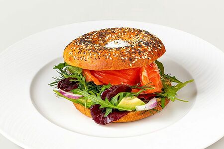 Бейгл с лососем домашнего посола