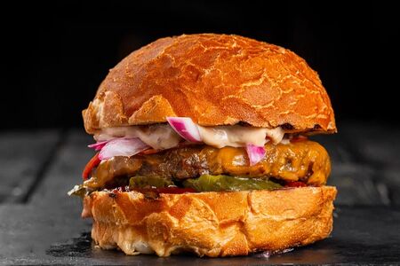 Бургер с говяжьей котлетой, с сыром дорблю  и луковым мармеладом 