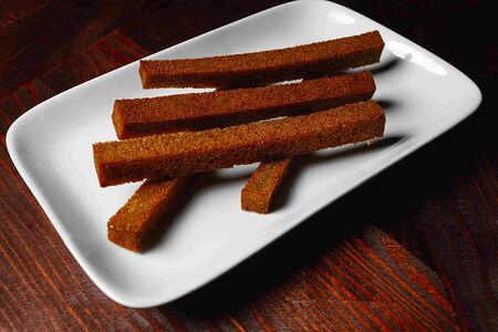 Гренки из черного хлеба с чесноком