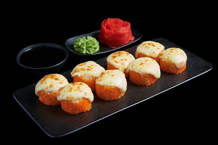 Ролл запечённый лосось и моцарелла