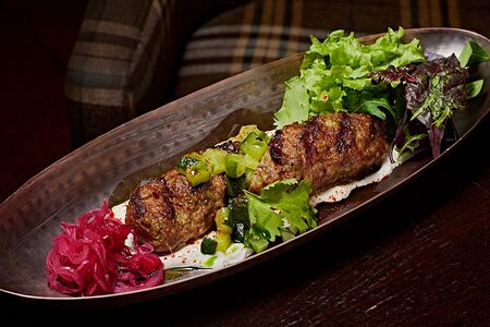 Кебаб из ягненка с тартаром из малосольных огурцов