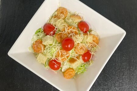 Салат Цезарь с креветками