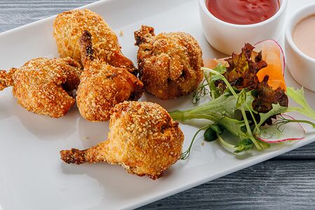 Хрустящие куриные крылышки с соусами