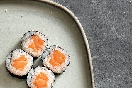 Маки с лососем