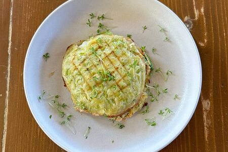 Зелёные оладьи с томатами и моцареллой