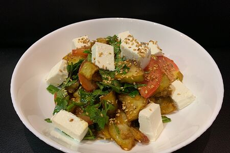 Хрустящие теплый салат с баклажанами