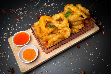 Кольца кальмара в кляре с овощами
