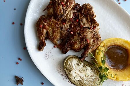 Цыплёнок-корнишон с картофельным пюре и квашеной капустой