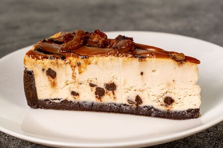Чизкейк с шоколадом, карамелью и орехами