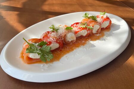 Лосось слабой соли с печеным перцем и молодым сыром