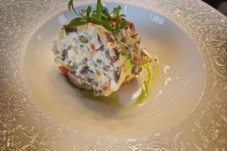 Оливье с телячьими щечками 