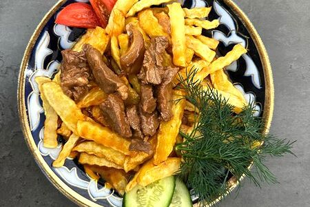 Бефстроганов с картофелем фри