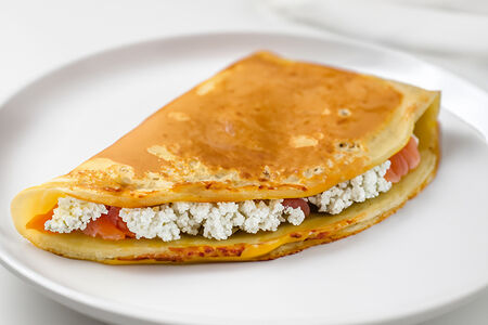 Блин со слабосолёным лососем и творожным сыром