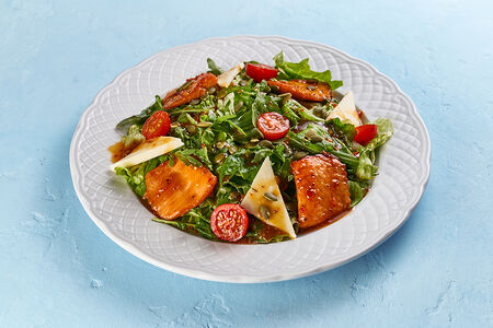 Салат с теплой форелью