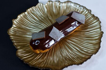 Шоколадный эклер с банановой карамелью