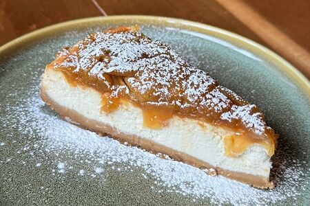 Чизкейк с карамельными яблоками 