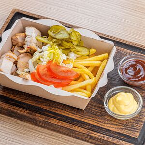 Куриные бедрышки с картошкой фри