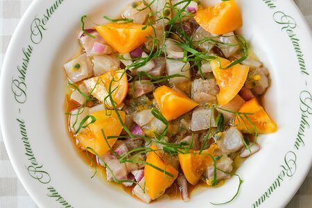 Севиче из сибаса с желтыми томатми, щавелем и маракуйей