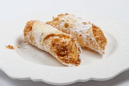 Пара каноли с пикантным кремом и цедрой