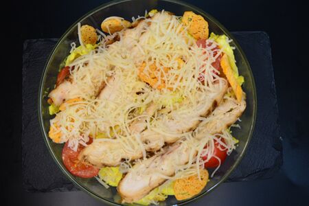Салат цезарь с курицей