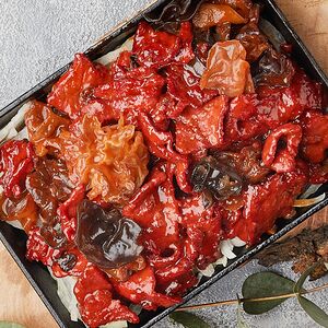 Հորթի միս սև սնկով և սոուսով տախտակի վրա