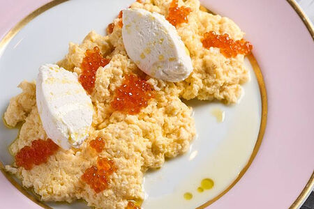 Скрембл с рикоттой и красной икрой