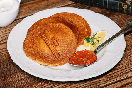 Икра камчатского лосося с пшенными блинами