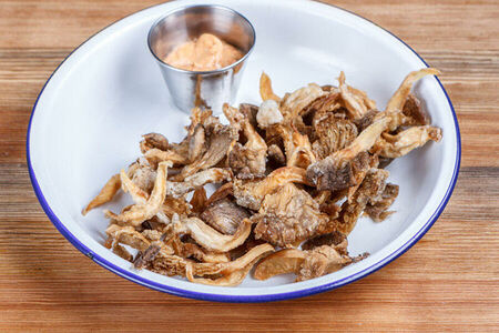 Хрустящие вешенки с пикантным соусом