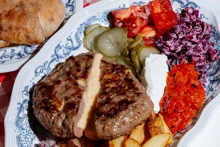 Пунена плескавица на тарелке