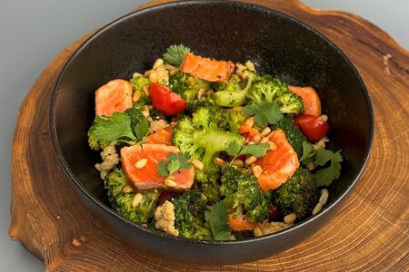 Лосось с запеченной брокколи и дипом из кешью