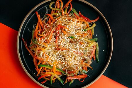 Тёплый салат с фунчозой