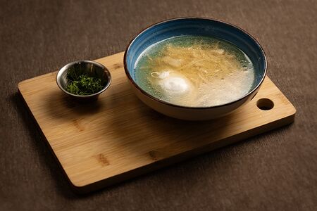 Куриный бульон с лапшой и яйцом