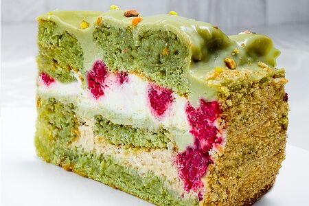 Фисташковое пирожное с малиной