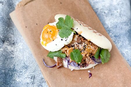 Паровая булочка Бао с рваной свининой и яйцом