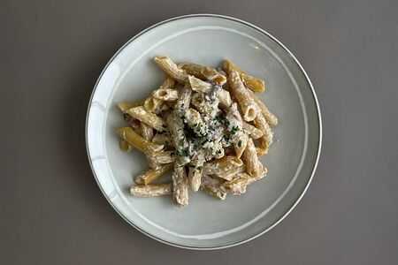 Пенне с беконом в сливочном соусе