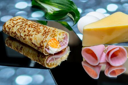 Блин с яйцом, сыром и ветчиной