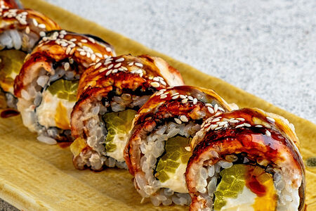 Ролл с угрём, сыром Филадельфия и маринованным дайконом