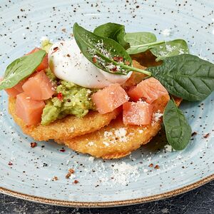 Драники с лососем и яйцом пашот