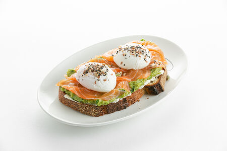 Авокадо тост c яйцом пашот и лососем