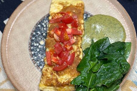 Омлет с томатами, шпинатом и фирменным соусом