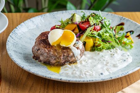 Бифштекс из говядины с перечным соусом и микс-салатом