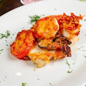 Судак запеченный с мидиями, кальмарами и тигровыми креветками