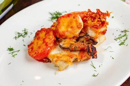 Судак запеченный с мидиями, кальмарами и тигровыми креветками