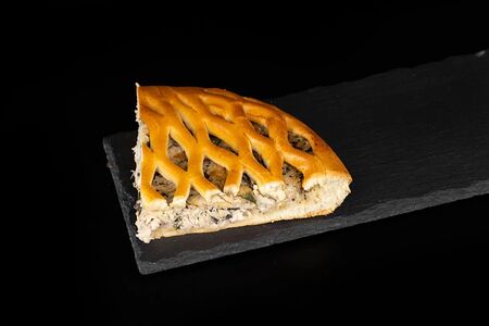 Четверть пирога с курицей и грибами
