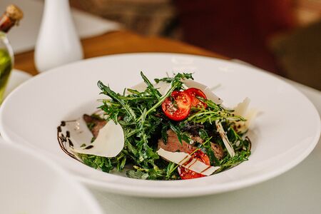 Салат с ростбифом