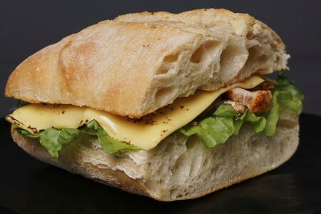 Чиабатта с томленым куриным филе