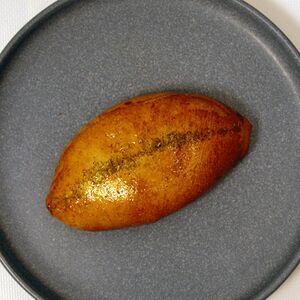 Пирожок с рисом, яйцом и зеленым луком